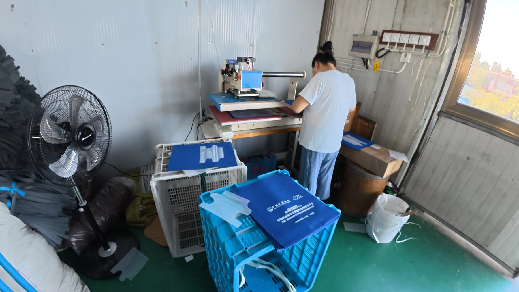 Heat transfer workstation used for custom artwork on fabric bags