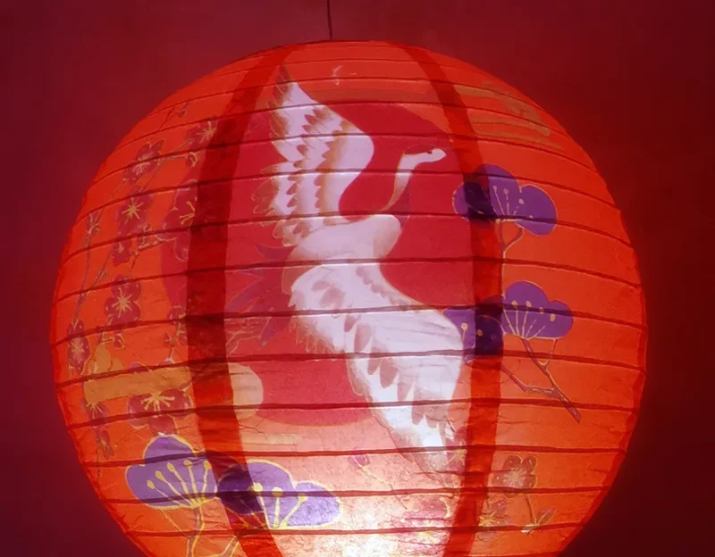 紅色仙鶴手提燈籠 — 仙鶴與紅色古風圖案，適合節日活動、國風空間和拍攝道具。 30cm, 送燈/流蘇
